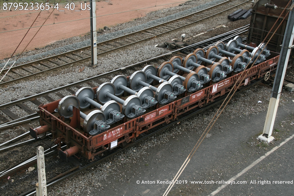 879523365-4_40_Us.JPG